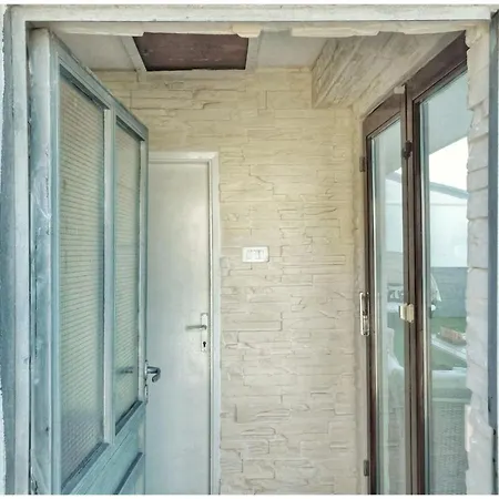 Littlevenice Appartme 50m From Sea דירה טרוגיר